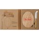 Tabla de queso de madera con cuchillo para queso.