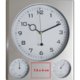 Reloj de pared plateado de plstico con termmetro e higrmetro.