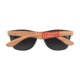 Gafas de sol color madera con lentes oscuras.
