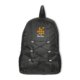 Mochila negra con cierre de cordn y bolsillos laterales.