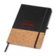 Cuaderno negro con detalle de corcho y goma elstica.