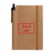 Cuaderno marrn con goma elstica y soporte para bolgrafo.