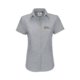 Blusa Oxford gris claro de mujer con mangas cortas.