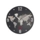 Reloj de pared de aluminio con manecillas de hora, minutos y segundos.