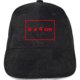 Gorra de bisbol negra de tela con seis paneles y correa ajustable.