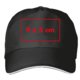 Gorra negra de tela con visera precurvada y cierre ajustable.