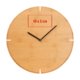 Reloj de pared de madera clara con manecillas negras.