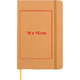 Cuaderno de papel marrn con goma elstica y marcapginas.
