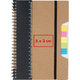 Cuaderno marrn con encuadernacin en espiral, goma elstica y notas adhesivas.