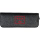 Estuche negro con cremallera.