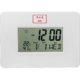 Reloj de pared blanco con pantalla digital.
