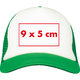 Gorra de camionero con insercin de malla y cierre ajustable.