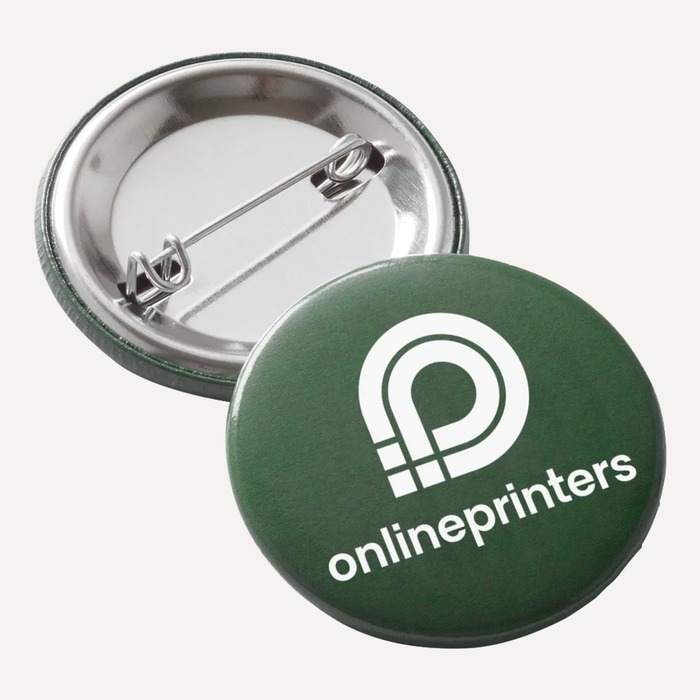 Imagen Chapa verde con logo y, al lado, la parte trasera con alfiler