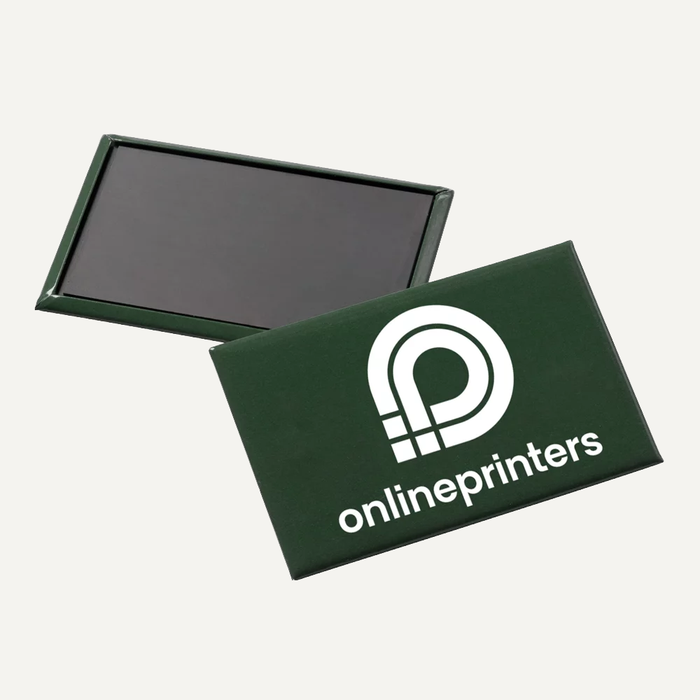 Imagen Im�n de nevera verde rectangular con logo y, detr�s, la cara magn�tica