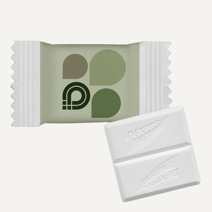 Imagen Pastillas de glucosa junto a un packaging impreso con logo
