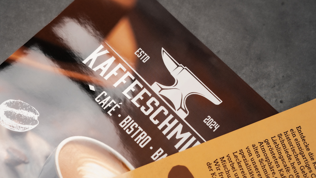 Imagen Primer plano de un flyer de cafetería con lacado UV brillante que refleja la luz.