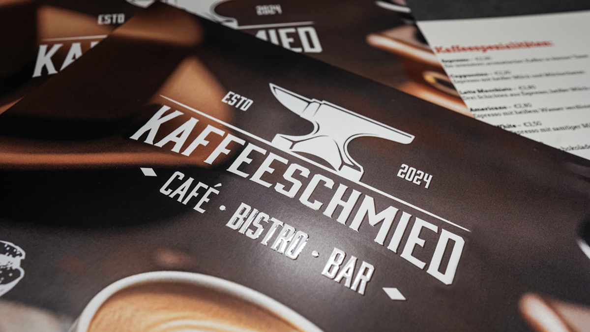 Imagen Flyers de cafetería con el logotipo y el texto realzados con lacado en relieve.