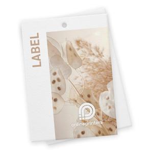 Una etiqueta colgante con la palabra LABEL a la izquierda, que presenta una imagen desenfocada de hojas translúcidas y hierbas secas. La etiqueta incluye el logotipo de onlineprinters en la parte inferior.