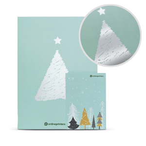 Dos tarjetas con diseños de árboles: una tarjeta grande de color verde menta que presenta un árbol y una estrella recubiertos de papel plateado, y una tarjeta más pequeña con varios árboles de colores.